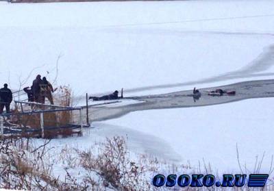 Провалившуюся под лед женщину с двумя детьми спас случайный прохожий