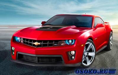 Автомобили Chevrolet Camaro ZL1 и Ford Mustang Shelby GT500 соревнуются на треке