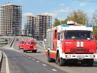 Состоялся автопробег раритетных пожарных автомобилей по улицам Москвы