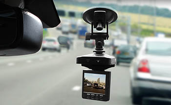 Дополнительная защита вашего автомобиля - это видеорегистратор