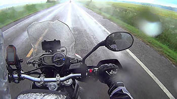 Езда на мотоцикле во время дождя