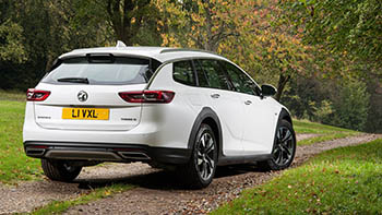 Первым автомобилем на деревне стал: Opel Insignia Country Tourer