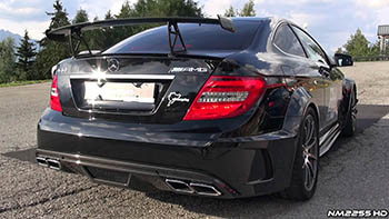 2012 Mercedes-Benz C63 AMG Coupe Black Series звучит как зверь.