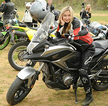 Все больше встречается девушек на мотоциклах.