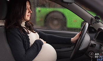 Беременная женщина за рулём