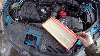 Renault (Dacia) Duster: замена воздушного фильтра двигателя