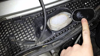 Renault (Dacia) Duster: проверка уровня жидкости бачка омывателей стекол