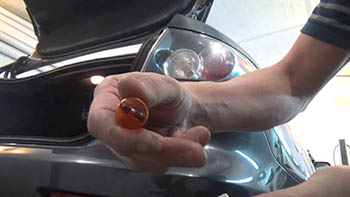 Mazda 3 (седан): замена ламп задних фонарей