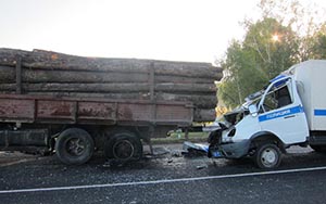 Полицейский погиб в результате столкновения автозака с лесовозом в Шушенском